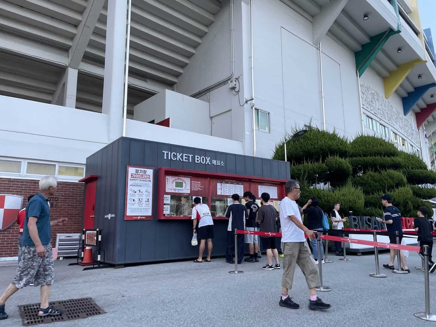 Watching Soccer at Gudeok Stadium (구덕공설운동장) - Busan iPark